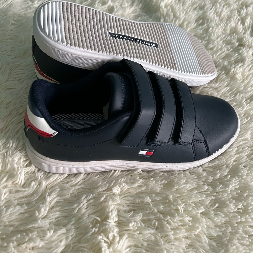 Boys Tommy Hilfiger no laces sneaker size 3 NEW